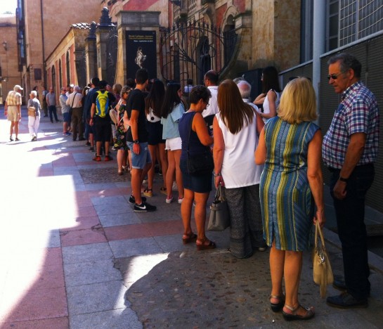 Colas en la puerta de la Casa Lis
