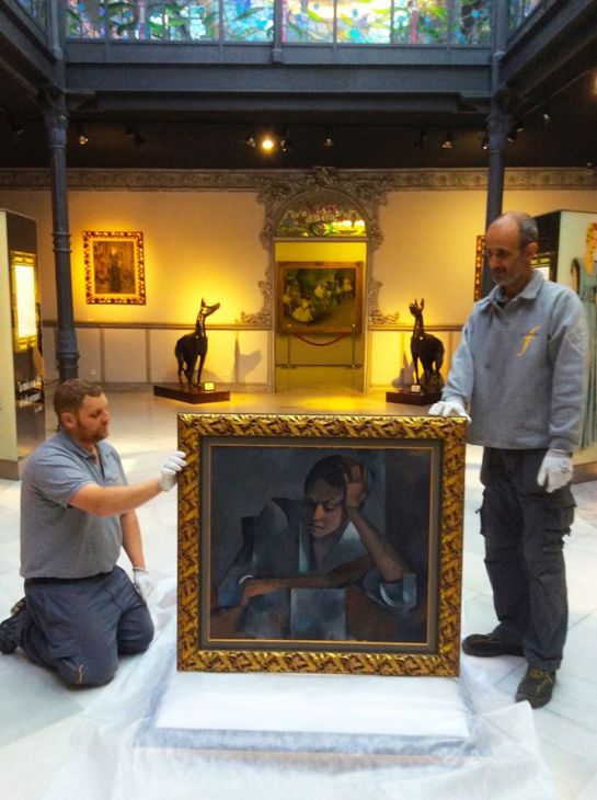 traslado-de-mujer-acodada-en-mesa